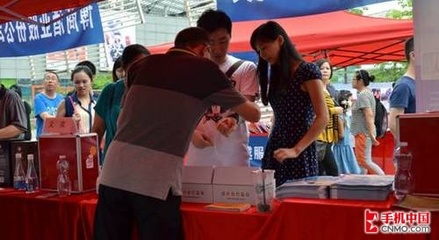 福满多手机义卖中 为大凉山孩子点亮求学路，传递科技与温度